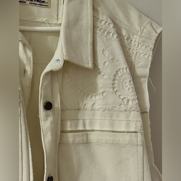 Free people We The Free Women's White  Embroidered Sleeveless Denim Vest. Size M - Picture 4 of 8